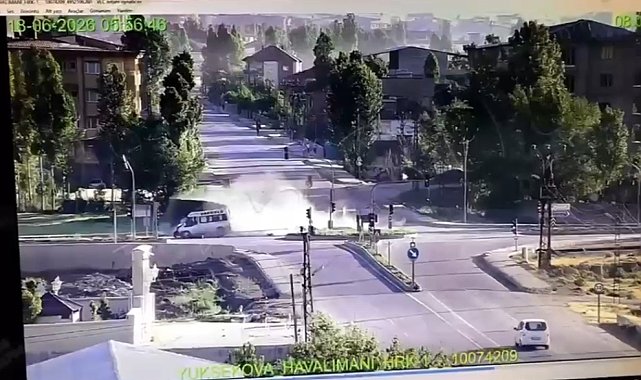 Yüksekova'da kavşakta minibüs ile kamyon çarpıştı: 3 ölü, 2 yaralı