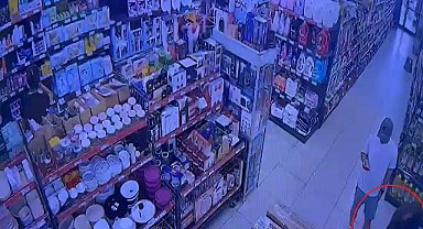 Zincir marketten televizyon çalan şüphelinin yakalandığı anlar kamerada