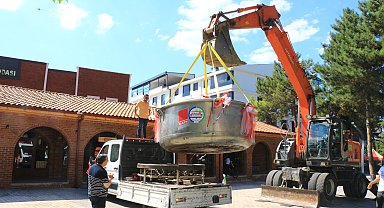 100 bin 60 dolmanın pişeceği dev kazanı iş makinesi taşıdı