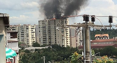 15 katlı binanın çatısı yandı