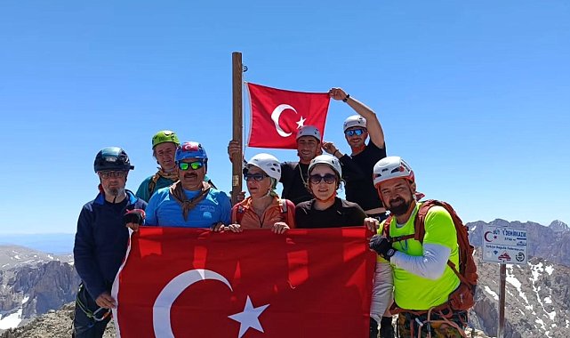 15 Temmuz şehitleri anısına Aladağlar'ın zirvesine tırmandılar
