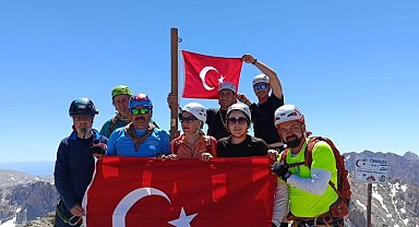 15 Temmuz şehitleri anısına Aladağlar'ın zirvesine tırmandılar
