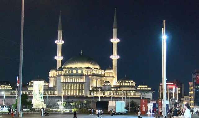 15 Temmuz'un 10'uncu yılında İstanbul'daki camilerde sela okundu