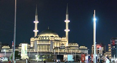 15 Temmuz'un 10'uncu yılında İstanbul'daki camilerde sela okundu