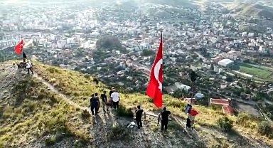1600 rakımlı Stare Dağı'na tırmanıp, yıpranan bayrağı yenisiyle değiştirdiler