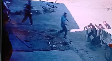 'Çöp dökme' kavgasında av tüfeğiyle vurulan kişi yaralandı; olay anı kemarada