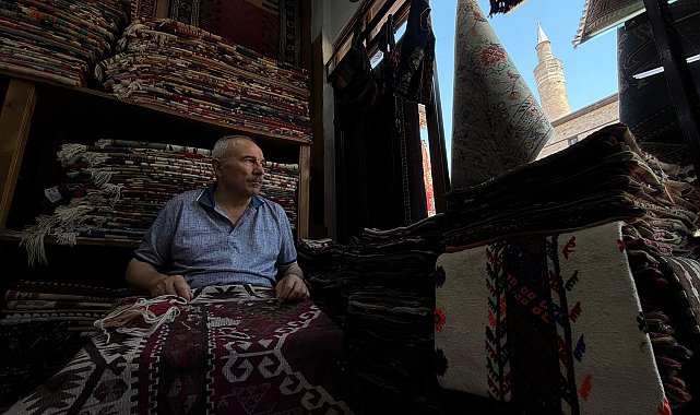 45 yıldır tarihi halılara hayat veriyor