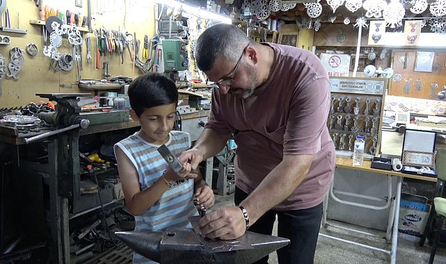 6 kuşaktır Kemaliye'nin asırlık kültürü kapı tokmaklarını üretiyorlar