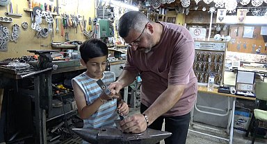 6 kuşaktır Kemaliye'nin asırlık kültürü kapı tokmaklarını üretiyorlar