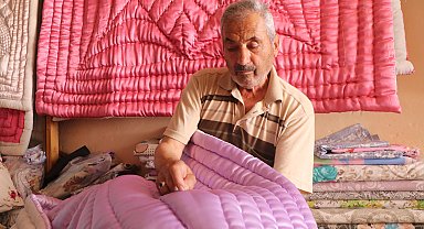 80 yaşındaki yarım asırlık yorgancı, mesleğini yaşatmaya çalışıyor