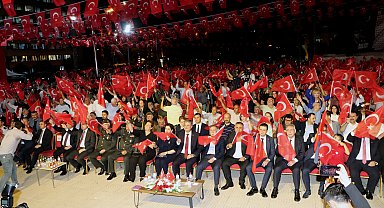 Adana'da 'Demokrasi Nöbeti' tutuldu, şehitler dualarla anıldı