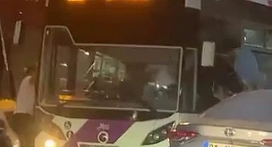 Adana'da belediye otobüs şoförü 10 kişilik gurubun saldırısına uğradı