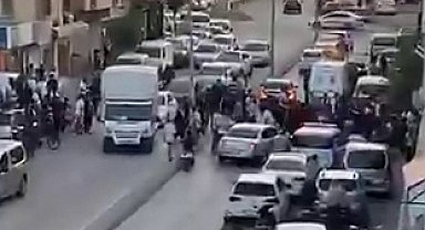 Adana'da husumetlilerin silahlı kavgasında yoldan geçen genç vurularak öldü
