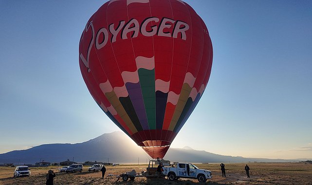 Ağrı Dağı eteklerinde sıcak hava balonuyla uçuş yapıldı