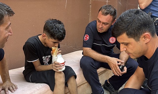Alevlerden sonra gelen şefkat; itfaiye erleri 13 yaşındaki çocuğu yalnız bırakmadı