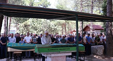 Amasya'daki kazada ölen anne ve 2 oğlu toprağa verildi