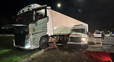 Ambulansla TIR çarpıştı; 3'ü sağlıkçı, 6 yaralı