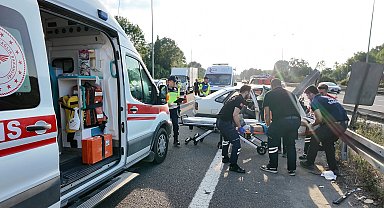 Anadolu Otoyolu'nda otomobil bariyere çarptı 3 yaralı