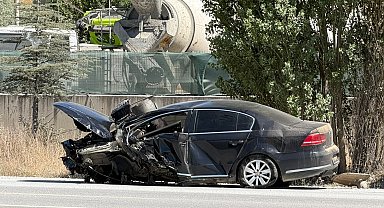 Ankara'da otomobil direğe çarptı: 3 yaralı