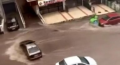 Ankara'da sağanak sele neden oldu; araçlar sürüklendi