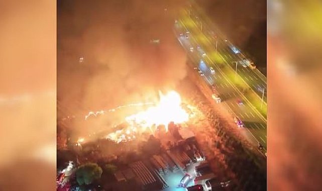 Ankara'da tahta paletlerin depolandığı alanda yangın