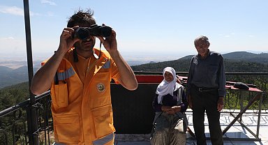 Anne ve babasının 35 yıl çalışıp, emekli olduğu kulede 10 yıldır yeşil vatanı koruyor