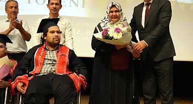 Annesinin tekerlekli sandalyeyle okula getirip götürdüğü Abdulsamet, üniversiteyi dereceyle bitirdi