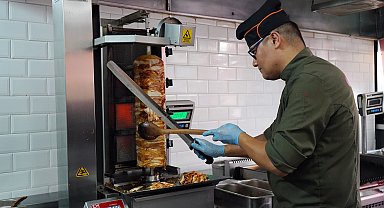 Antalya sıcağında döner ustalarının zorlu mesaisi