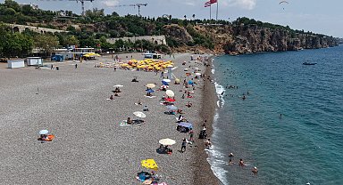 Antalya'da az bulutlu havada sahiller doldu