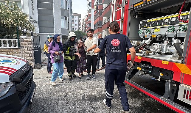 Apartmandaki yangında mahsur kalan kadını, itfaiye kurtardı