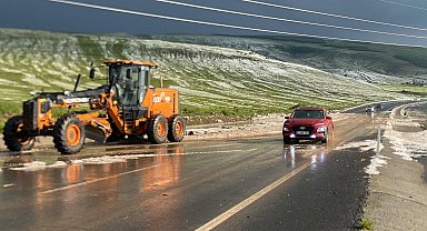Ardahan-Göle yolu dolu nedeniyle geçici süre ulaşıma kapandı