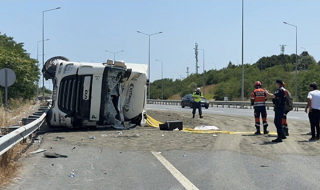 Arnavutköy'de servis minibüsüne çarpan hafriyat kamyonu devrildi