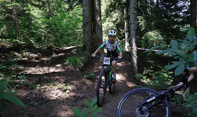 Artvin'de dağ bisikleti heyecanı: 41 sporcu zorlu parkurda pedal çevirdi