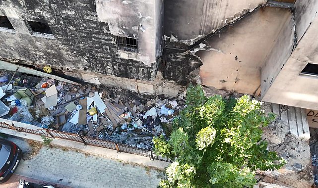 Avcılar'da 2,5 yıl önce yanan tekstil fabrikasının çevresi çöplüğe döndü
