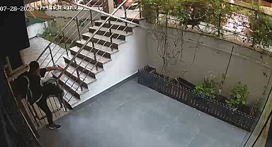 Avcılar'da evine giren şüpheliyi yakalayıp çantasını aradı; hırsızlık yaparken suçüstü yakalandı