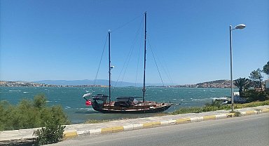 Ayvalık'da kuvvetli rüzgar; yelkenli tekne kıyıya vurdu
