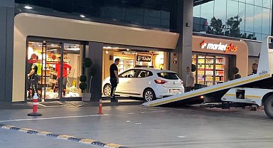 Bağcılar'da akaryakıt istasyonundaki otomobil markete daldı; müşteri yaralandı