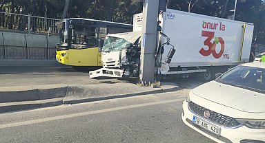 Bahçelievler D-100'de kamyonet direğe çarptı; şoför yaralandı
