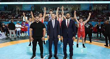 Bakan Bayraktar, 2. Büyük Güreş Festivali Minikler Şampiyonası'nda sporcularla bir araya geldi
