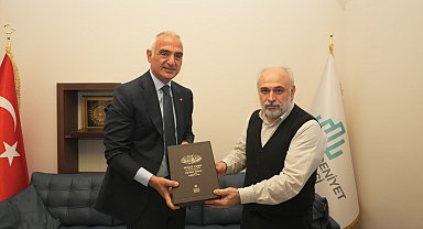 Bakan Ersoy, bilim tarihçisi Prof. Dr. Fazlıoğlu'nu ziyaret etti