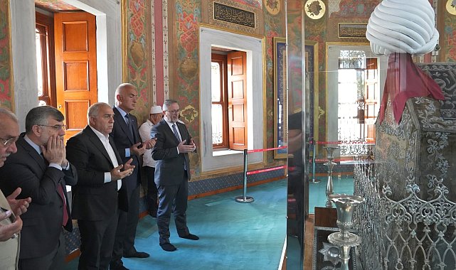 Bakan Ersoy, Fatih Külliyesi Haziresi'ni ziyaret etti