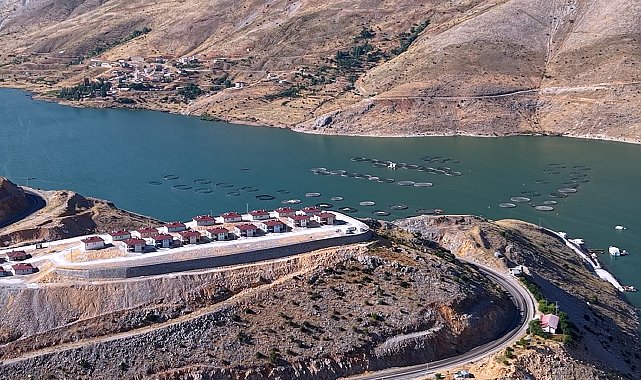 Bakan Kurum, Adıyaman'da inşa edilen köy evlerini paylaştı