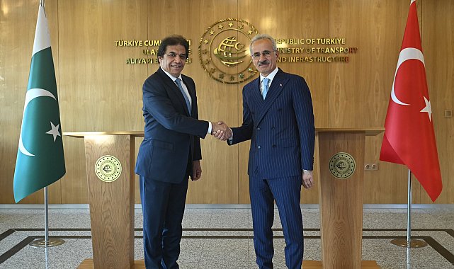 Bakan Uraloğlu, Pakistanlı mevkidaşı Abbasi ile bir araya geldi