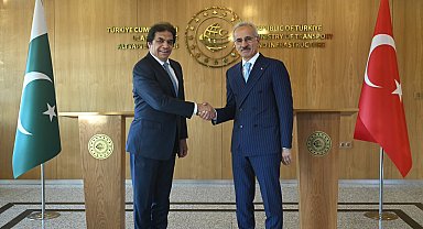 Bakan Uraloğlu, Pakistanlı mevkidaşı Abbasi ile bir araya geldi