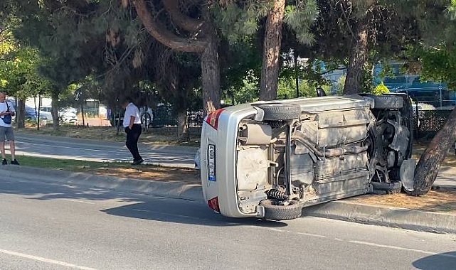 Bakırköy'de ağaçlara çarpan otomobil yan yattı; sürücü yaralandı