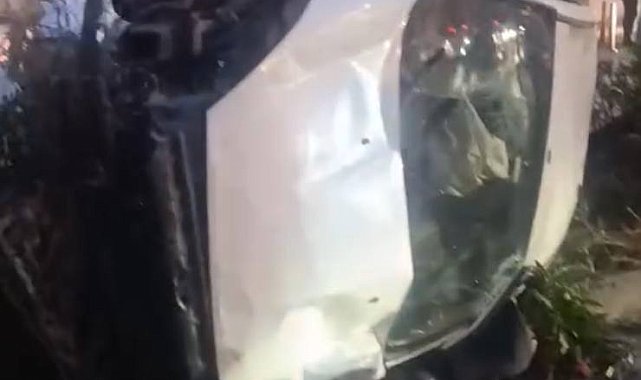 Bakırköy'de park halindeki 2 araca çarpan otomobil devrildi