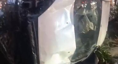 Bakırköy'de park halindeki 2 araca çarpan otomobil devrildi