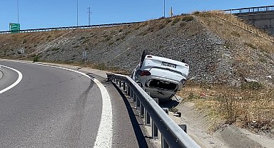 Başakşehir'de bariyerlere çarpan otomobil takla attı: 3 yaralı