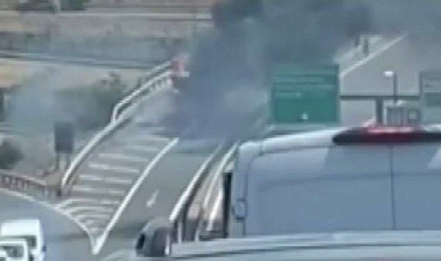 Başakşehir'de mobilya malzemesi yüklü kamyonet alev alev yandı