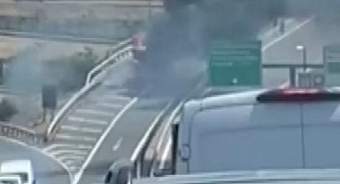 Başakşehir'de mobilya malzemesi yüklü kamyonet alev alev yandı